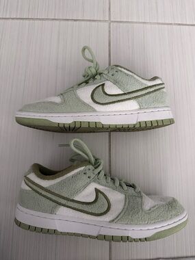 Nike Kids Low-Top Sneakers in Sage Green and White